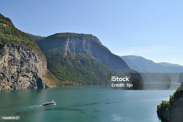 Aurlandsfjord Vista Foto de stock y más banco de imágenes de Agua - Agua, Aire libre, Aurland