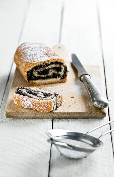 gâteau aux graines de pavot-strudel - stroodle photos et images de collection