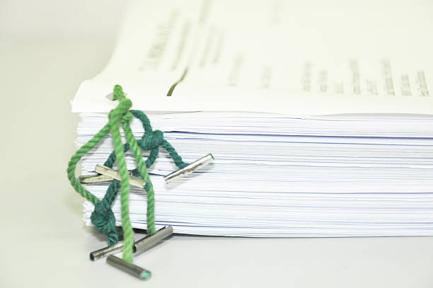 документы, связанные с ofice зеленый tag - research report document file стоковые фото и изображения