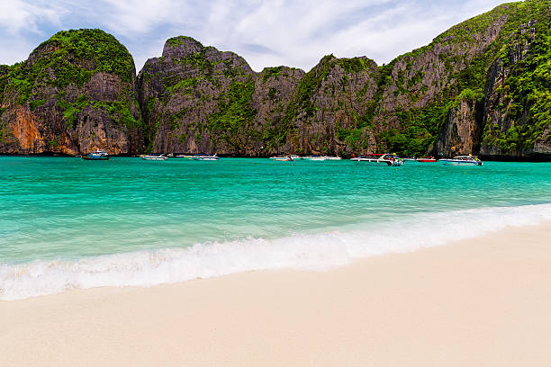 ilha de phi phi, província de krabi, tailândia. - thailand beach nautical vessel phuket province imagens e fotografias de stock