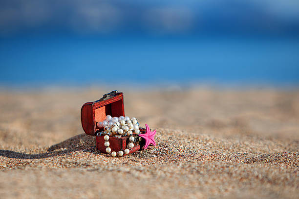 décoration de la poitrine avec bijoux et étoile de mer sur la plage - bijoutry photos et images de collection