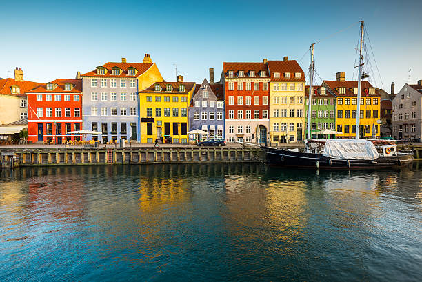 nyhavn, copenhagen, danimarca - nyhavn canal foto e immagini stock