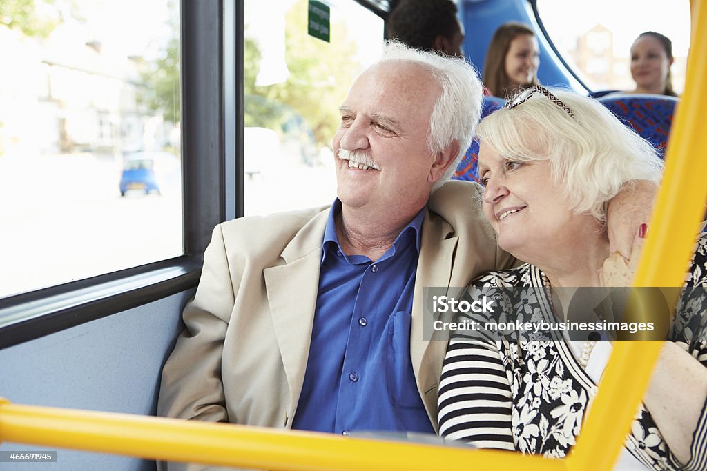 Sênior casal desfruta de viagem de ônibus - Foto de stock de Ônibus royalty-free