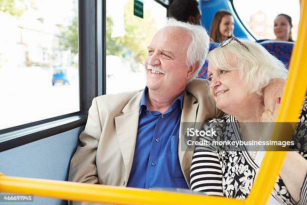 Foto de Sênior Casal Desfruta De Viagem De Ônibus e mais fotos de stock de Ônibus - Ônibus, Terceira idade, Pessoas