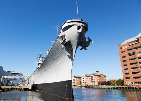 The view of a war ship in Norfolk town (West Virginia).