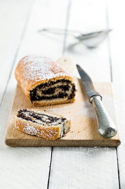 gâteau aux graines de pavot-strudel - stroodle photos et images de collection