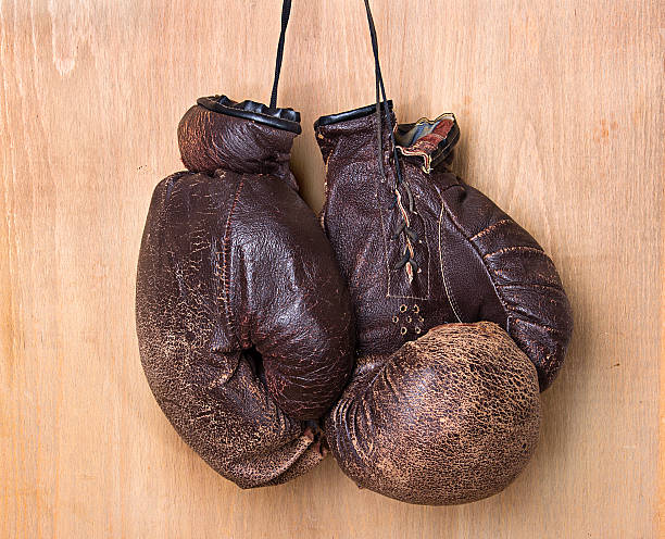 늙음 권투 장갑 - conflict boxing glove classic sport 뉴스 사진 이미지