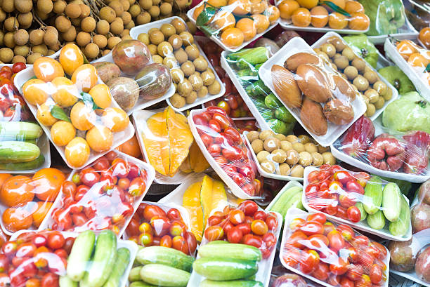 фрукты и овощи - способ упаковки стоковые фото и изображения