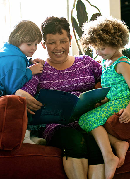 le nourricier lecture pour enfants - nurse student black healthcare and medicine photos et images de collection