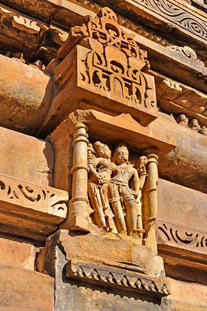 sculture umane in vishvanatha temple, khajuraho, india-sito patrimonio dell'umanità unesco - art shiva sexual activity sexual issues foto e immagini stock