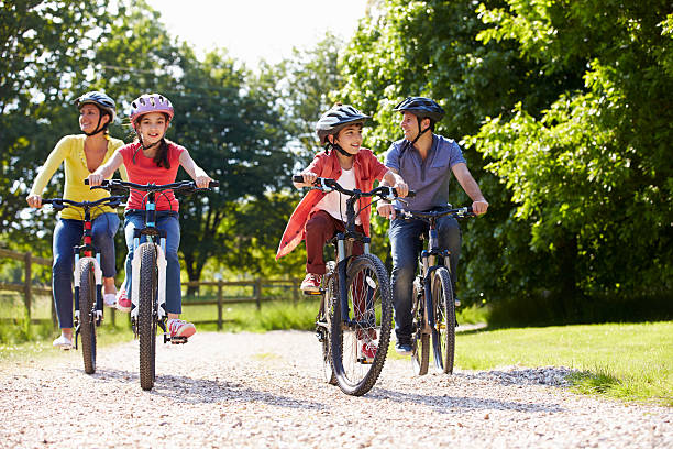 hiszpanie rodziny na cykl jazdy w countryside, - bicycle cycling exercising riding zdjęcia i obrazy z banku zdjęć