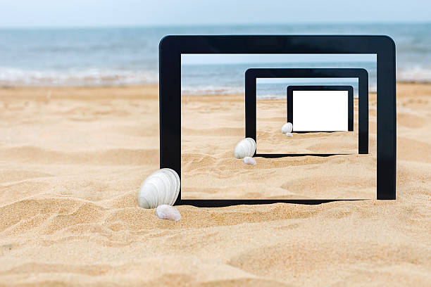 tablet na plaży - digital tablet beach digital display pc zdjęcia i obrazy z banku zdjęć