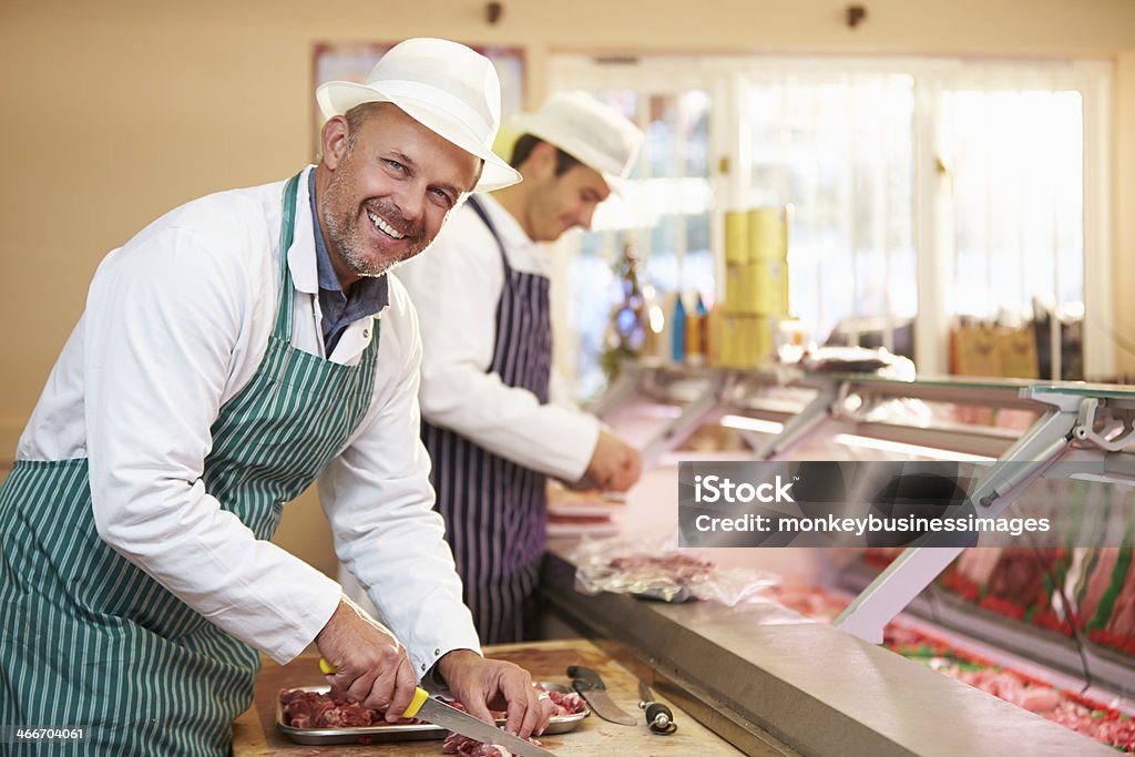 Dwa Butchers Przygotowanie mięsa w sklepie - Zbiór zdjęć royalty-free (20-29 lat)