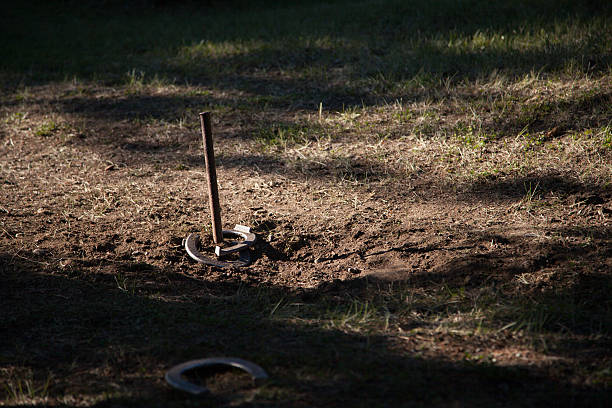 hufeisenwerfen in ringer-formation - horseshoe horseshoes old rusty stock-fotos und bilder