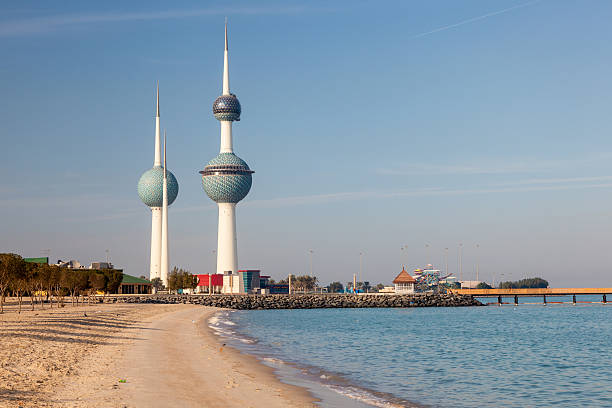 golfe persique à la plage et les tours de koweït - kuwait city photos et images de collection