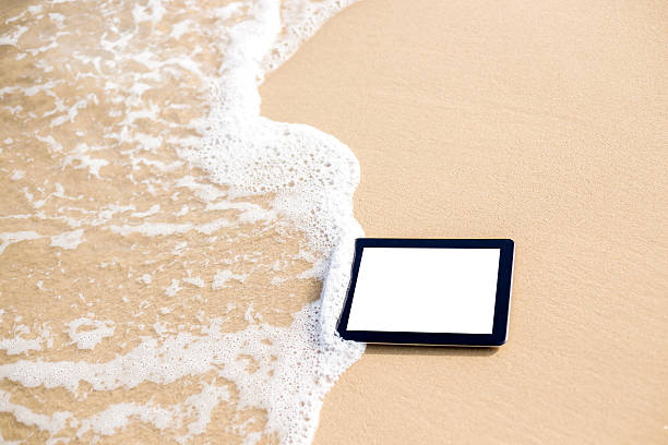 tablet na plaży - digital tablet beach digital display pc zdjęcia i obrazy z banku zdjęć