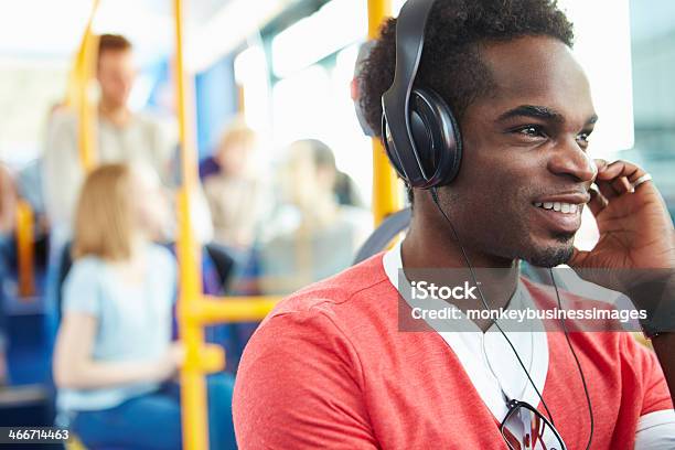Foto de Homem Ouvindo Música Com Fones De Ouvido Em Viagem e mais fotos de stock de Ônibus - Ônibus, Fone de Ouvido - Equipamento de som, Montar