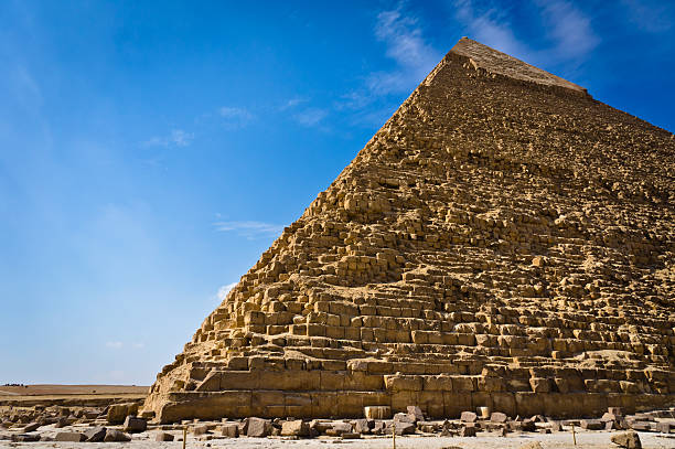 pyramid of khafre w gizie, egipt - pyramid of mycerinus pyramid great pyramid giza zdjęcia i obrazy z banku zdjęć