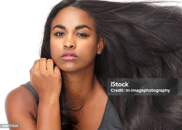 Bella Mujer Joven Con Pelo Que Fluye Foto de stock y más banco de imágenes de Modelo de modas - Modelo de modas, Africano-americano, Afrodescendiente