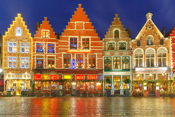 noël old market square, dans le centre-ville de bruges, belgique - flanders bruges dusk building exterior photos et images de collection