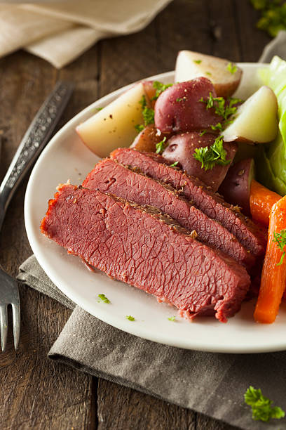 corned-beef e repolho caseira - dinner corned beef irish culture st patricks day - fotografias e filmes do acervo