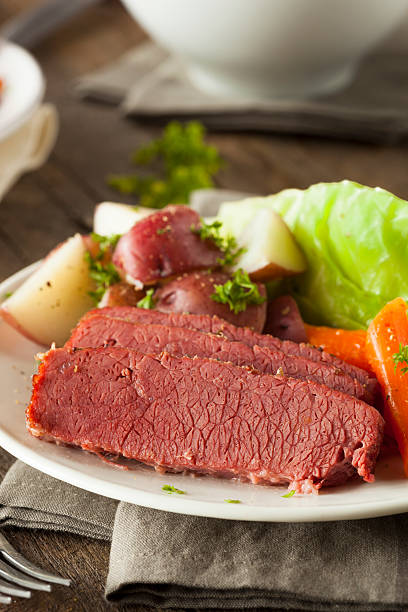 casalinga con carne di manzo e cavolo - dinner corned beef irish culture st patricks day foto e immagini stock