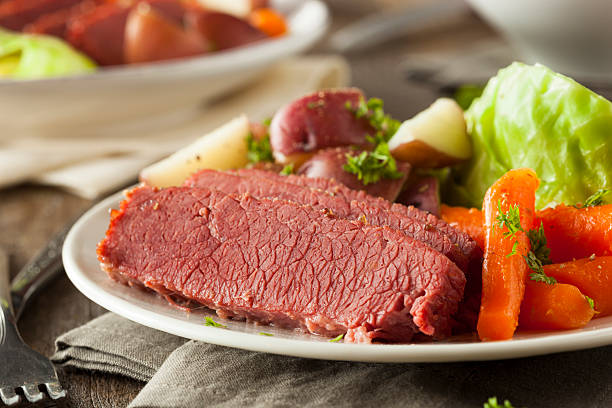 casalinga con carne di manzo e cavolo - dinner corned beef irish culture st patricks day foto e immagini stock