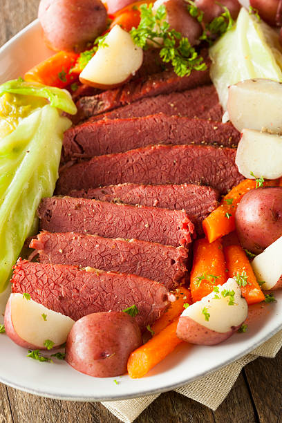 casalinga con carne di manzo e cavolo - dinner corned beef irish culture st patricks day foto e immagini stock