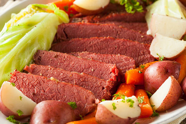 corned-beef e repolho caseira - dinner corned beef irish culture st patricks day - fotografias e filmes do acervo