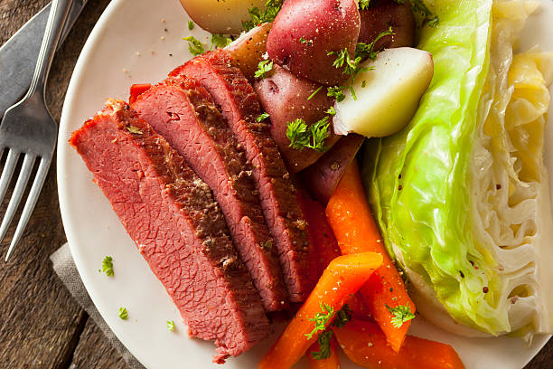 corned-beef e repolho caseira - dinner corned beef irish culture st patricks day - fotografias e filmes do acervo