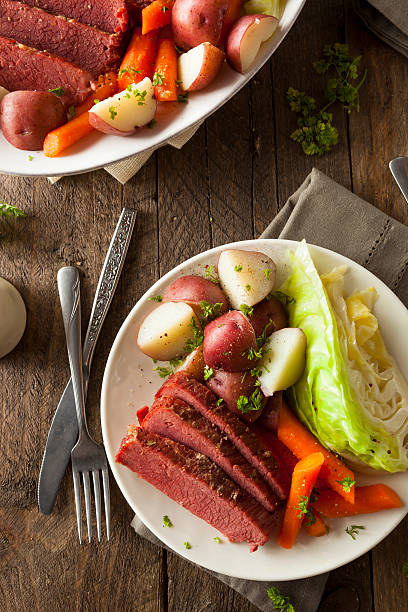 casalinga con carne di manzo e cavolo - dinner corned beef irish culture st patricks day foto e immagini stock