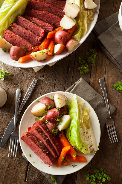 casalinga con carne di manzo e cavolo - dinner corned beef irish culture st patricks day foto e immagini stock