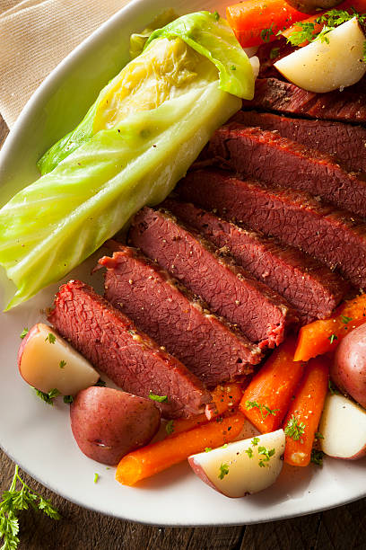 casalinga con carne di manzo e cavolo - dinner corned beef irish culture st patricks day foto e immagini stock