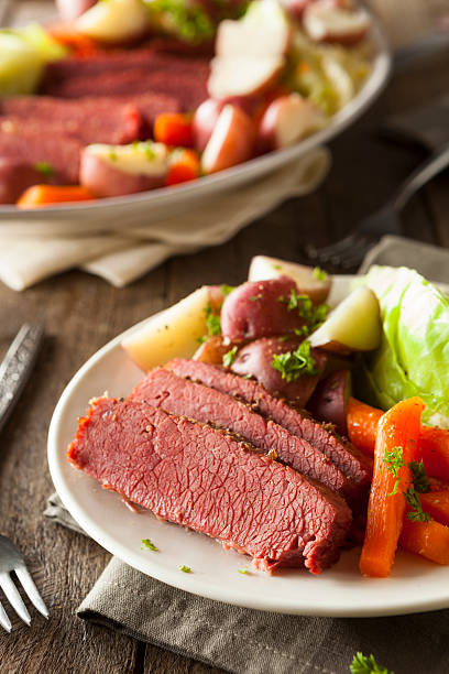 corned-beef e repolho caseira - dinner corned beef irish culture st patricks day - fotografias e filmes do acervo