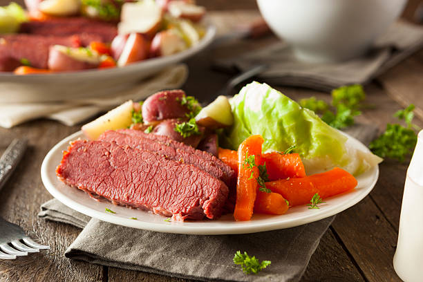 corned-beef e repolho caseira - dinner corned beef irish culture st patricks day - fotografias e filmes do acervo