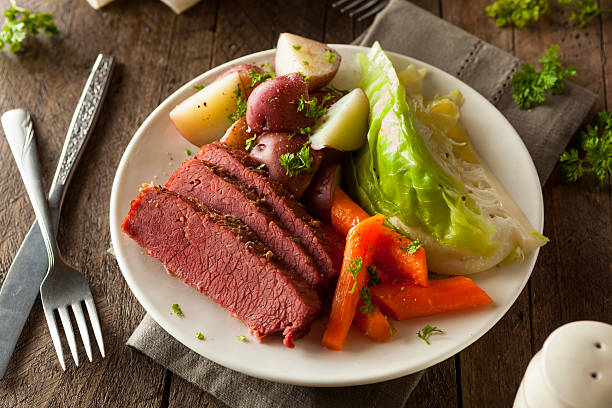 corned-beef e repolho caseira - dinner corned beef irish culture st patricks day - fotografias e filmes do acervo