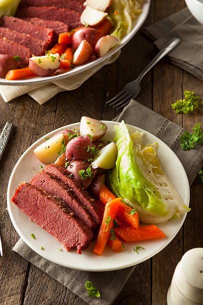 casalinga con carne di manzo e cavolo - dinner corned beef irish culture st patricks day foto e immagini stock