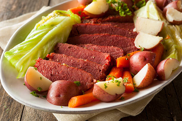 maison de corned-beef et chou - dinner corned beef irish culture st patricks day photos et images de collection