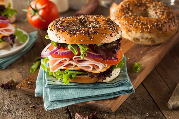здоровые бутерброд с индейкой булочку - deli sandwich стоковые фото и изображения