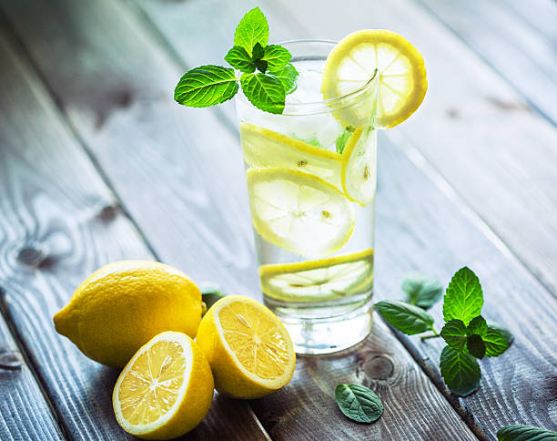 eau douce au citron et à la menthe - drink ice liquid mint photos et images de collection