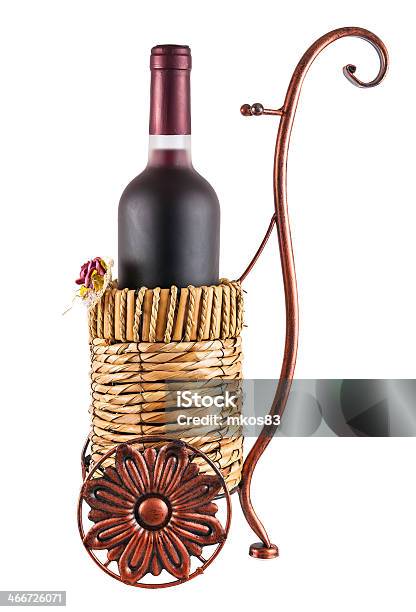 Garrafa De Vinho Tinto Em Cesta De Rodas - Fotografias de stock e mais imagens de Adereço - Adereço, Antigo, Arte