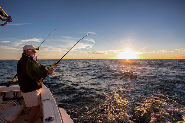 uomo anziano pesca - sport fish foto e immagini stock