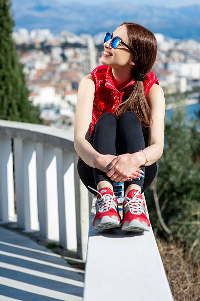 femme sportive sur le parc de la ruelle avec vue sur la ville - leg split photos et images de collection