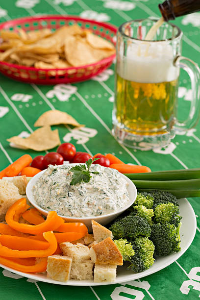 tuffo di spinaci e birra - salad green pouring dip foto e immagini stock