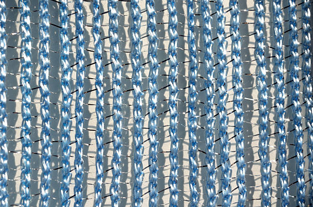 fil bleu avec argent texturé - chrome metal tied knot twisted photos et images de collection