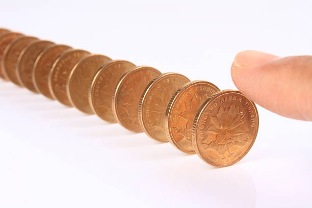 monety takie jak domino na białym tle - penny coin human finger human thumb zdjęcia i obrazy z banku zdjęć