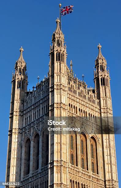 Tower En El Edificio Del Parlamento Británico Foto de stock y más banco de imágenes de Arquitectura - Arquitectura, Azul, Bandera