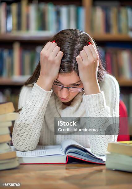 Estudiante Universitario Femenino En Una Biblioteca Foto de stock y más banco de imágenes de 2015