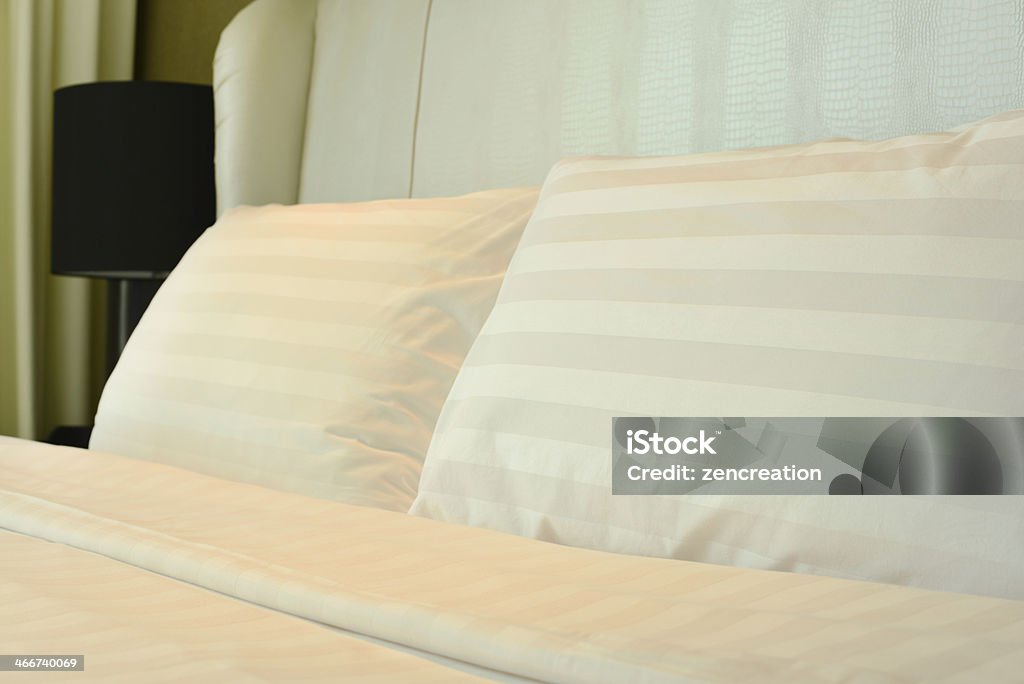 Białe łóżko z poduszki - Zbiór zdjęć royalty-free (Bez ludzi)