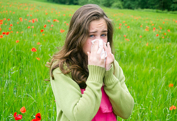 sneezing, garota com febre do feno - hay fever - fotografias e filmes do acervo
